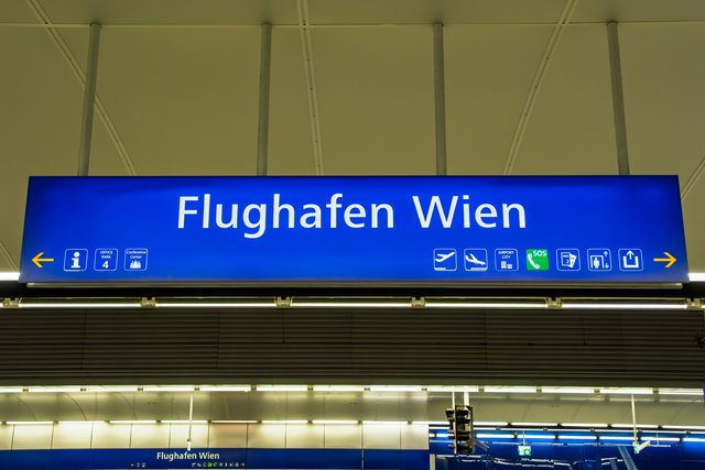 ウィーン国際空港駅の駅名標