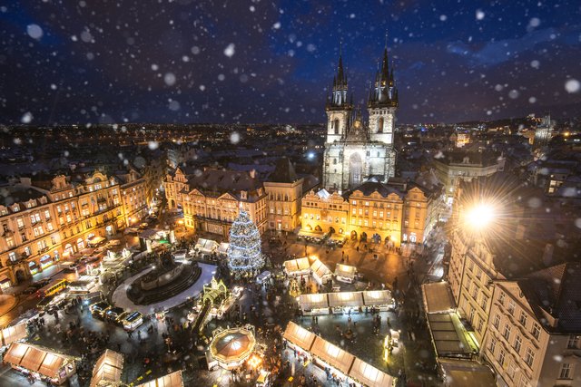 雪の夜、旧市街広場に広がるプラハのクリスマスマーケット