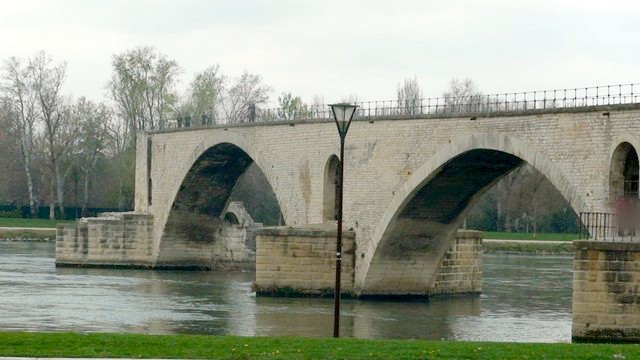 川の途中で途切れたサン・ベネゼ橋（編集長撮影・2010年）