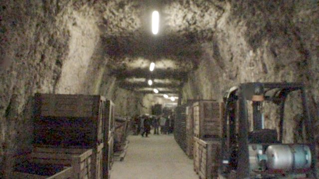 洞窟の奥へ続くワインの貯蔵庫（編集長撮影・2010年）