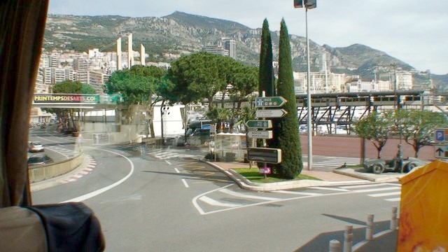 バスの車窓から、F1の市街地コースの縁石(編集長撮影・2010年)