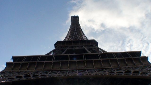 エッフェル塔の足元から。エレベーター待ち3時間で、登るのはあきらめた（編集長撮影・2010年）