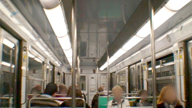 パリの地下鉄の車内（編集長撮影・2010年）