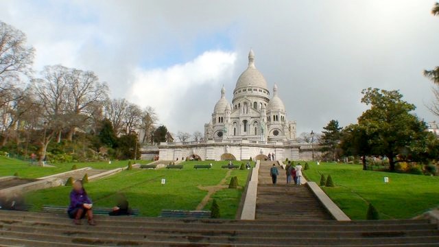 モンマルトルの丘とサクレ・クール寺院（編集長撮影・2010年）