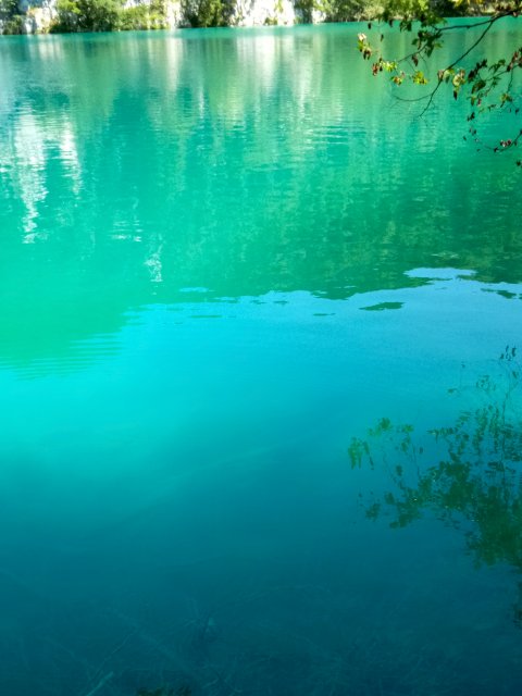 プリトヴィツェ エメラルド色の湖面（編集長撮影・2023年）