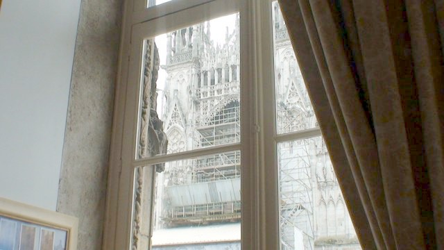 モネが連作を描いた部屋の窓から見たルーアン大聖堂(修復中)(編集長撮影・2010年)