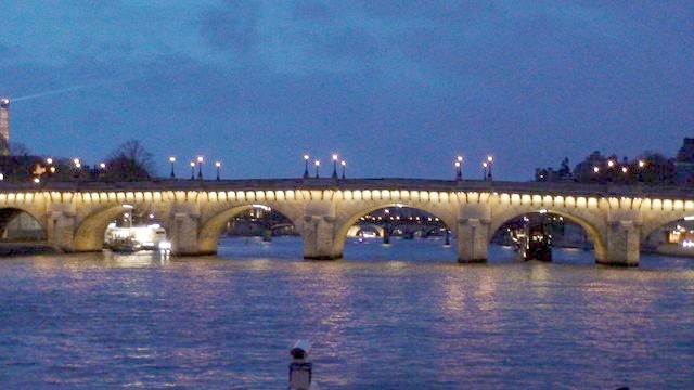 ライトアップされたセーヌの橋（編集長撮影・2010年）