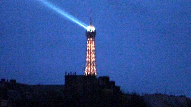 船上から見た、夜空へ光を放つエッフェル塔（編集長撮影・2010年）