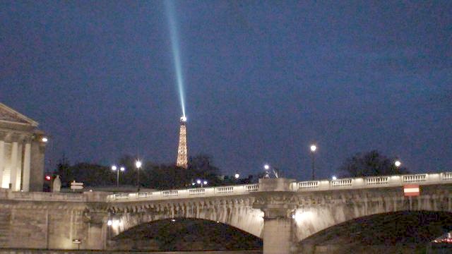 夜のセーヌ川とエッフェル塔(編集長撮影・2010年)