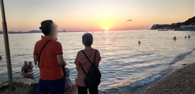 ザダル 海辺で夕日を眺める(編集長撮影・2023年)