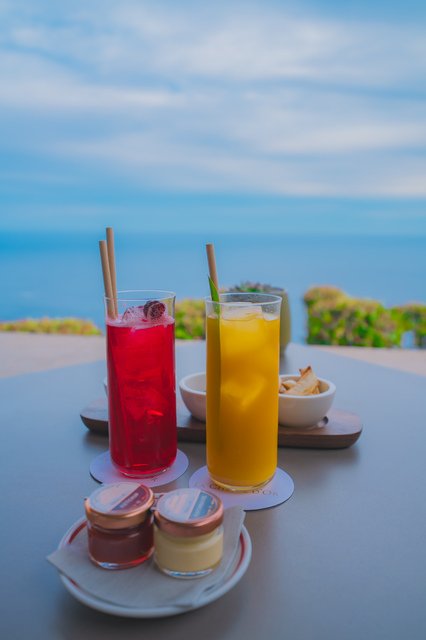 エズ 海を望むカフェで