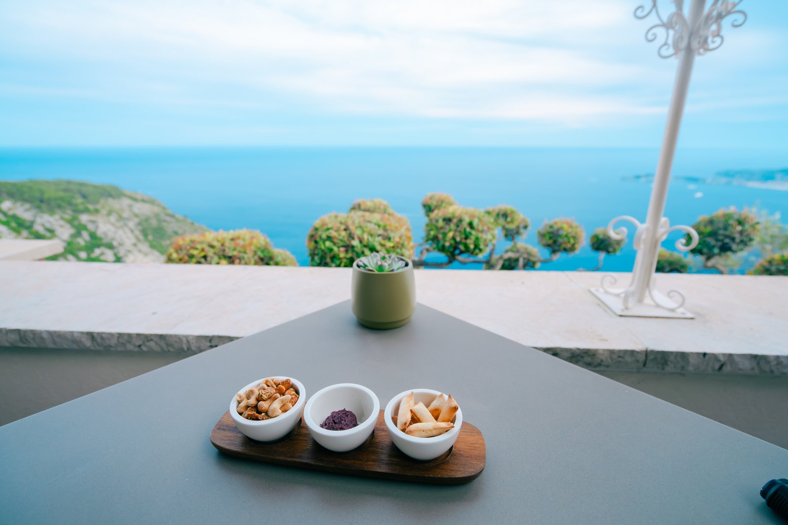エズ 地中海を望むカフェテラス