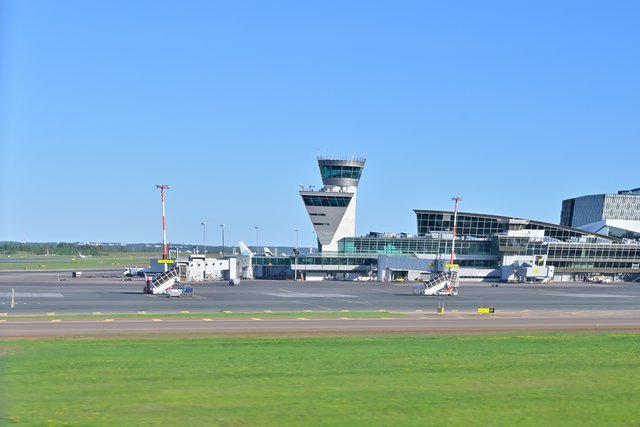 ヘルシンキ・ヴァンター空港の管制塔とターミナル