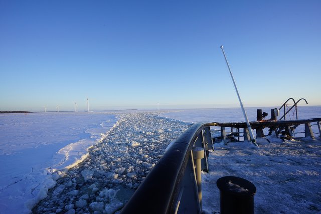 砕氷船のデッキから見る、割れた氷の海