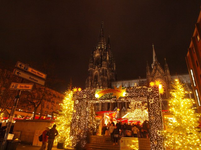 ケルン大聖堂前のクリスマスマーケット