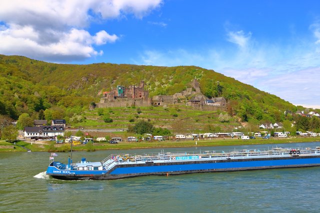 ライン川と丘の上の古城