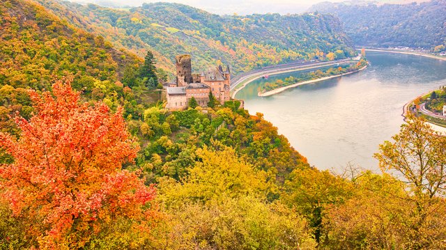 ライン川沿いの丘に建つカッツ城