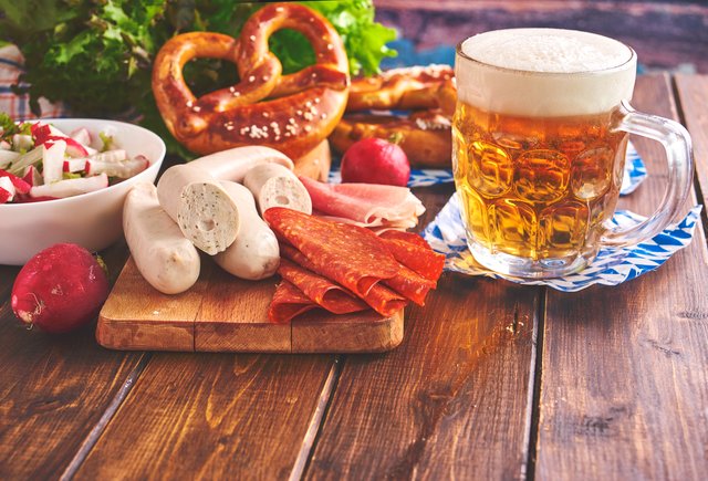 白ソーセージとプレッツェル、ビール