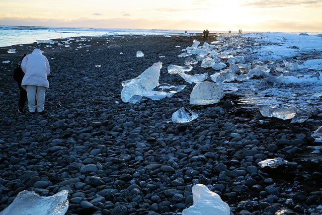 黒い砂浜に氷が打ち上げられたダイヤモンドビーチ