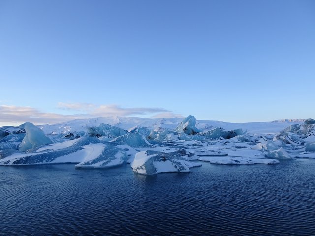 氷が浮かぶヨークルサルロン氷河湖