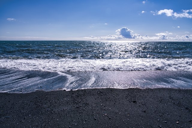 波が打ち寄せるヴィークの黒砂海岸