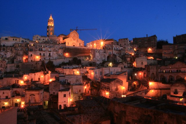マテーラの洞窟住居サッシの夜景