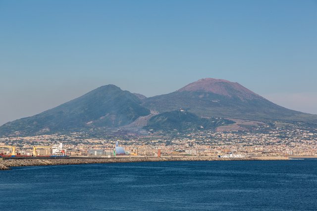 ナポリ湾とヴェスヴィオ山