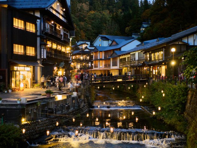 灯りがともる銀山温泉（山形）