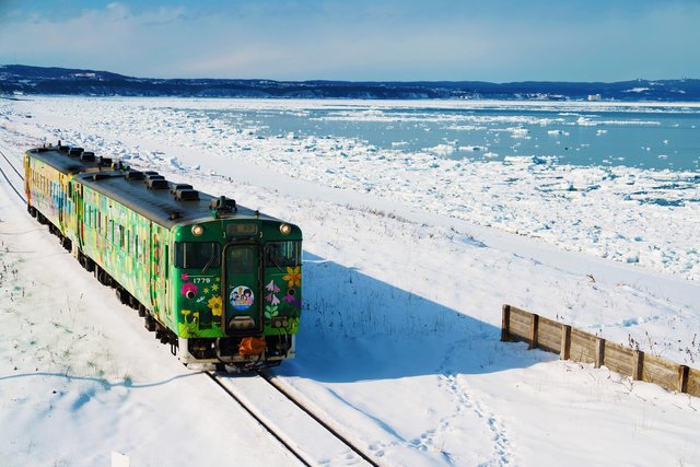 流氷とオホーツク海の観光列車(北海道)