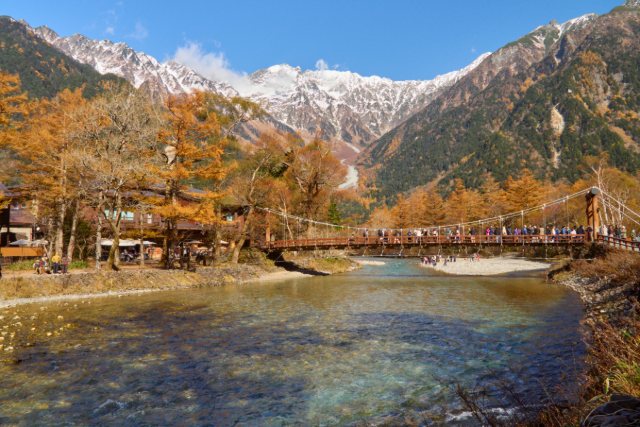 秋の上高地と河童橋