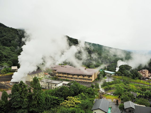 霧島の温泉地の湯けむり(鹿児島)