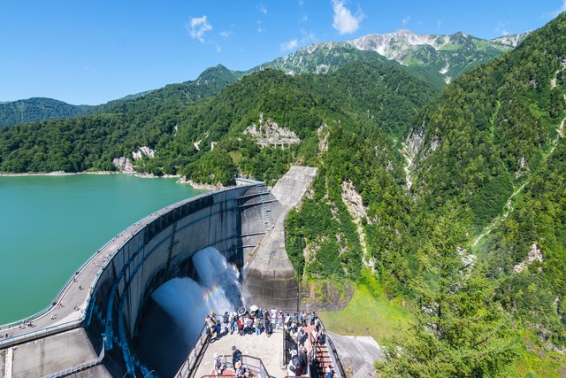 黒部ダムの放水(富山)