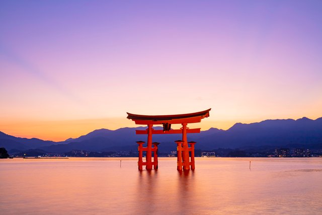 夕暮れの厳島神社の大鳥居(広島)