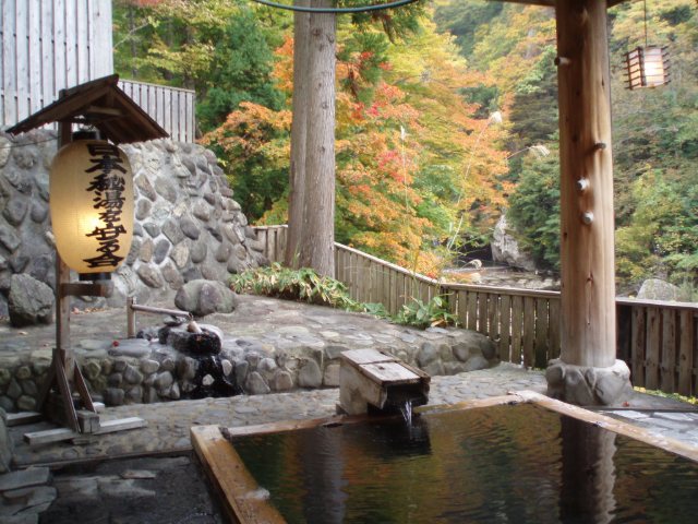 紅葉に囲まれた露天風呂（秋田・鷹の湯温泉）