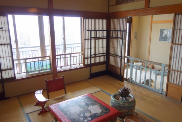 窓辺に椅子のある旅館の和室