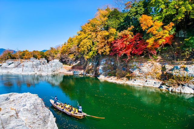 紅葉の長瀞ライン下り（埼玉）