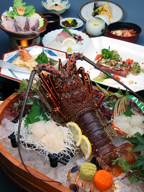 伊勢海老がのった海の幸の会席料理