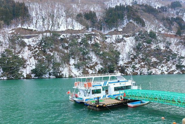 雪の庄川峡の遊覧船(富山)