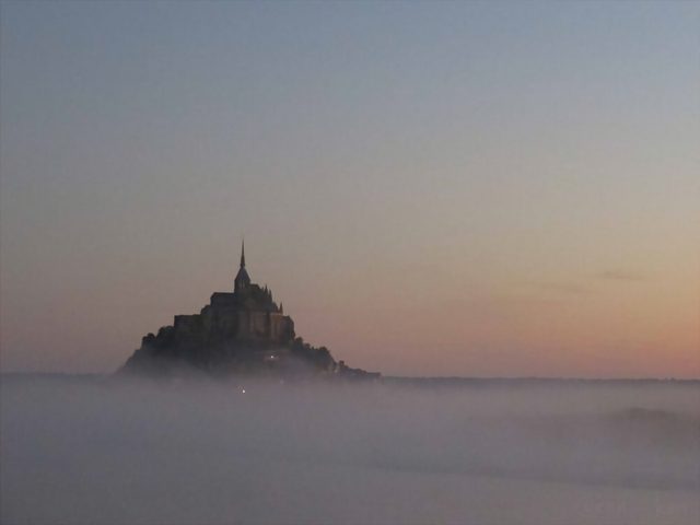 モン・サン・ミッシェル 朝もやに浮かぶ島