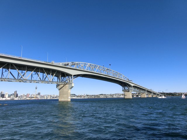オークランド・ハーバーブリッジと青空