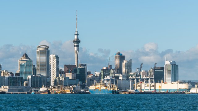 オークランドの街と港
