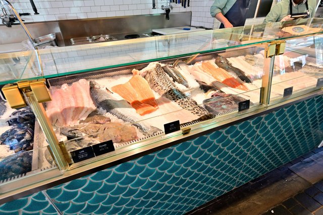 ベルゲンの魚市場に並ぶ魚の切り身