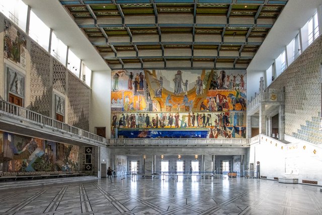 壁画に囲まれたオスロ市庁舎のホール