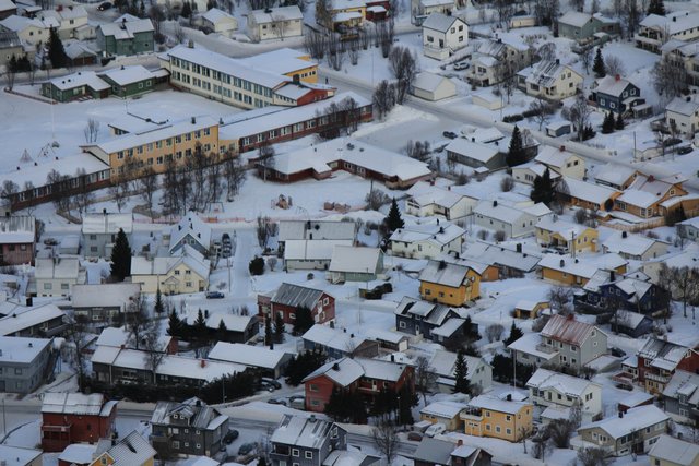 フロヤ山から見下ろす雪のトロムソの家並み