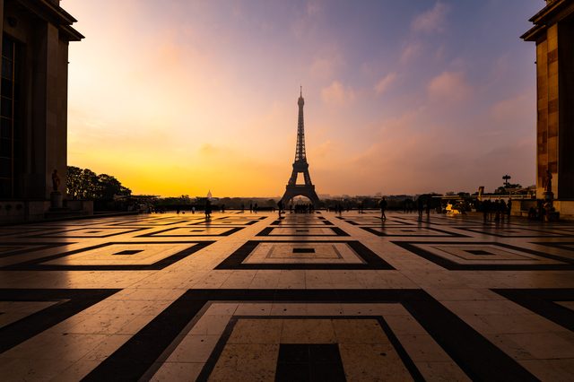 パリ トロカデロ広場から見るエッフェル塔の夕景