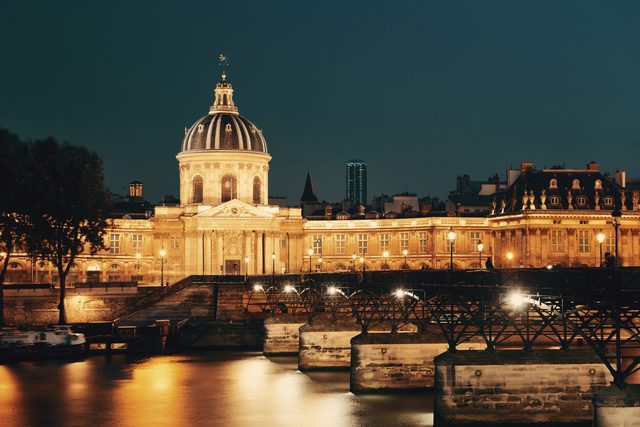 パリ 夜のフランス学士院とポン・デザール