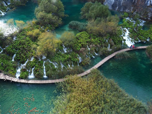 プリトヴィツェ 湖面を渡る木道