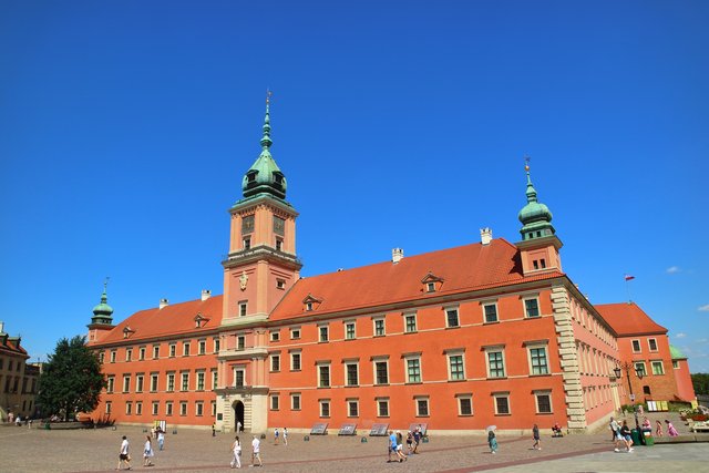 ワルシャワ歴史地区、赤い外壁の旧王宮（ポーランド）