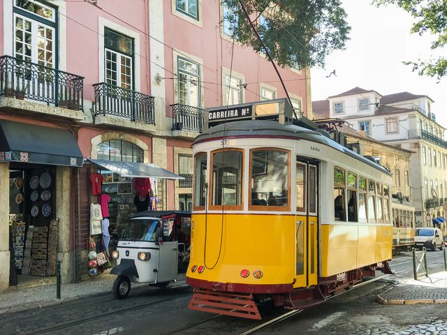 リスボンの街角を走る黄色い路面電車