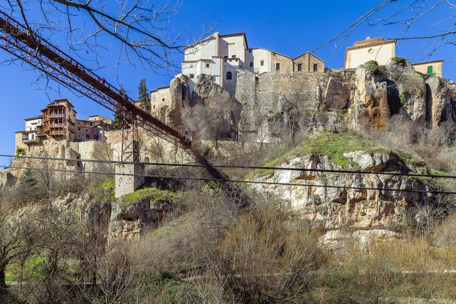クエンカの断崖に建つ家々(スペイン)